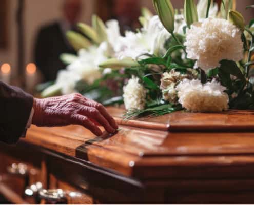 Abschied am offenen Sarg