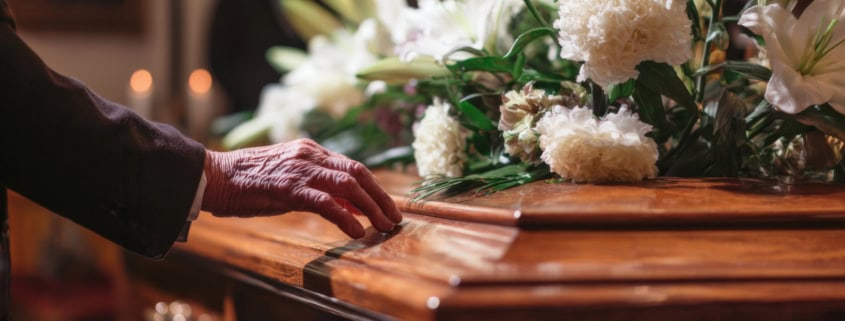 Abschied am offenen Sarg